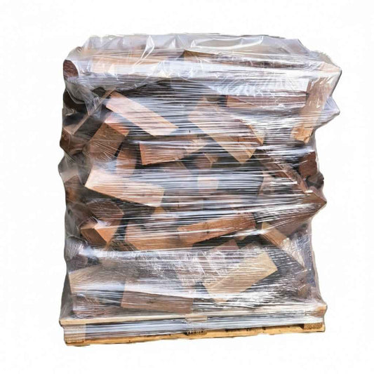 Bois de chauffage en hêtre extra sec de la marque Briand Combustibles, empilé dans un tas prêt à brûler.